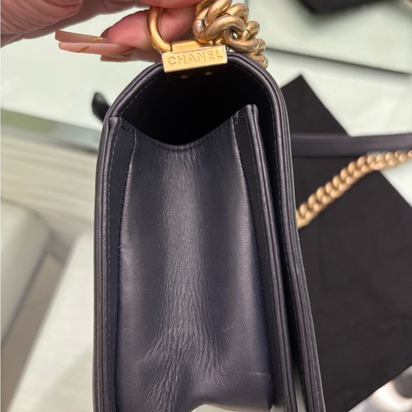 Authentic Chanel Caviar Quilted Médium Boy Flap Bag in Navy Blue - Picture 8 of 13